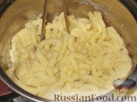 Фото приготовления рецепта: Картофельный суп-пюре с чесноком, помидорами и перцем - шаг №4