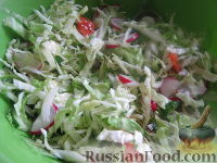 Фото к рецепту: Салат из молодой капусты, редиски и помидоров