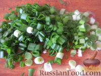 Фото приготовления рецепта: Салат из молодой капусты, редиски и помидоров - шаг №5