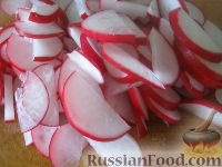 Фото приготовления рецепта: Салат из молодой капусты, редиски и помидоров - шаг №3