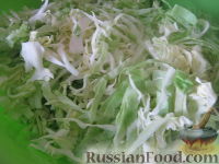 Фото приготовления рецепта: Салат из молодой капусты, редиски и помидоров - шаг №4