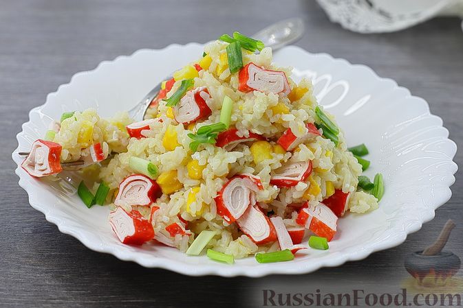 Салат с крабовыми палочками, рисом и яйцом