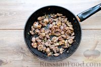 Фото приготовления рецепта: Куриные сердечки, тушенные с грибами, пивом и сметаной - шаг №5