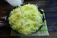 Фото приготовления рецепта: Дрожжевой пирог-плетёнка с капустой, тушенной с молоком - шаг №14