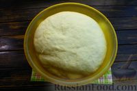 Фото приготовления рецепта: Дрожжевой пирог-плетёнка с капустой, тушенной с молоком - шаг №17
