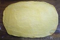 Фото приготовления рецепта: Дрожжевой пирог-плетёнка с капустой, тушенной с молоком - шаг №18