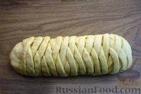 Фото приготовления рецепта: Дрожжевой пирог-плетёнка с капустой, тушенной с молоком - шаг №21