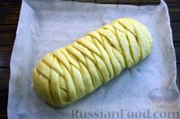 Фото приготовления рецепта: Дрожжевой пирог-плетёнка с капустой, тушенной с молоком - шаг №22