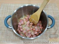 Фото приготовления рецепта: Суп с фасолью, сосисками и макаронами - шаг №5