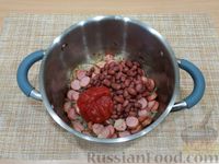 Фото приготовления рецепта: Суп с фасолью, сосисками и макаронами - шаг №6