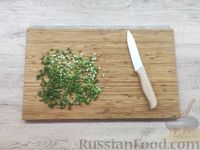 Фото приготовления рецепта: Рулетики из слоёного теста с чесноком и зеленью - шаг №2