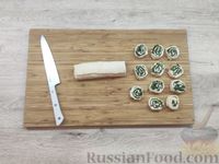 Фото приготовления рецепта: Рулетики из слоёного теста с чесноком и зеленью - шаг №10