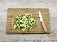 Фото приготовления рецепта: Салат из пекинской капусты с авокадо, огурцом и грецкими орехами - шаг №9