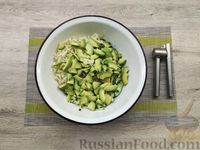 Фото приготовления рецепта: Салат из пекинской капусты с авокадо, огурцом и грецкими орехами - шаг №10