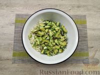 Фото приготовления рецепта: Салат из пекинской капусты с авокадо, огурцом и грецкими орехами - шаг №13