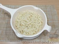 Фото приготовления рецепта: Спагетти с морепродуктами в сливочно-томатном соусе - шаг №11