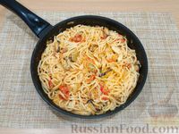 Фото приготовления рецепта: Спагетти с морепродуктами в сливочно-томатном соусе - шаг №13