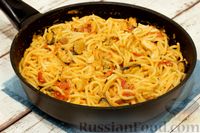 Фото приготовления рецепта: Спагетти с морепродуктами в сливочно-томатном соусе - шаг №14
