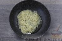 Фото приготовления рецепта: Жареный рис с крабовыми палочками, кукурузой и яйцами - шаг №3