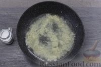 Фото приготовления рецепта: Жареный рис с крабовыми палочками, кукурузой и яйцами - шаг №4
