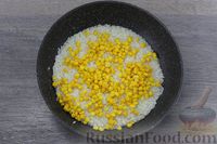 Фото приготовления рецепта: Жареный рис с крабовыми палочками, кукурузой и яйцами - шаг №5