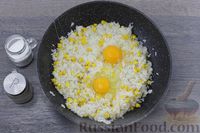 Фото приготовления рецепта: Жареный рис с крабовыми палочками, кукурузой и яйцами - шаг №6