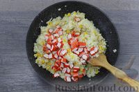 Фото приготовления рецепта: Жареный рис с крабовыми палочками, кукурузой и яйцами - шаг №8