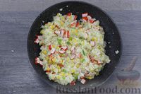 Фото приготовления рецепта: Жареный рис с крабовыми палочками, кукурузой и яйцами - шаг №9