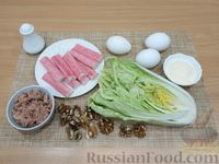 Фото приготовления рецепта: Салат с тунцом, капустой, крабовыми палочками и яйцами - шаг №1