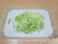 Фото приготовления рецепта: Салат с тунцом, капустой, крабовыми палочками и яйцами - шаг №4