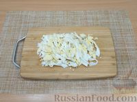 Фото приготовления рецепта: Салат с тунцом, капустой, крабовыми палочками и яйцами - шаг №3