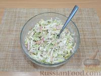 Фото приготовления рецепта: Салат с тунцом, капустой, крабовыми палочками и яйцами - шаг №9