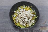 Фото приготовления рецепта: Заливной пирог с квашеной капустой и грибами (на сметане) - шаг №5