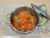 Фото приготовления рецепта: Рыбный суп из минтая с овощами - шаг №6