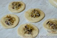 Фото приготовления рецепта: Дрожжевые пирожки с капустой и грибами (в духовке) - шаг №19