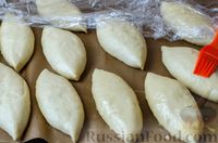 Фото приготовления рецепта: Дрожжевые пирожки с капустой и грибами (в духовке) - шаг №22