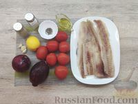 Фото приготовления рецепта: Филе минтая, запечённое с помидорами и луком - шаг №1