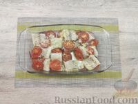 Фото приготовления рецепта: Филе минтая, запечённое с помидорами и луком - шаг №10