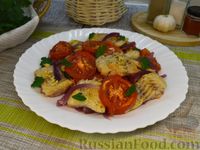 Фото приготовления рецепта: Филе минтая, запечённое с помидорами и луком - шаг №13