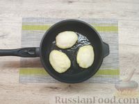 Фото приготовления рецепта: Картофельные пирожки с колбасой и сыром - шаг №11