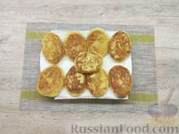 Фото приготовления рецепта: Картофельные пирожки с колбасой и сыром - шаг №13