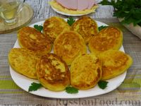 Фото приготовления рецепта: Картофельные пирожки с колбасой и сыром - шаг №14