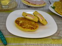 Фото приготовления рецепта: Картофельные пирожки с колбасой и сыром - шаг №16