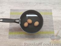 Фото приготовления рецепта: Крабовые палочки, фаршированные печенью трески и яйцом - шаг №2