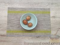 Фото приготовления рецепта: Крабовые палочки, фаршированные печенью трески и яйцом - шаг №3
