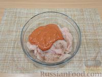 Фото приготовления рецепта: Отбивные из куриного филе в томатном кляре - шаг №9