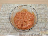Фото приготовления рецепта: Отбивные из куриного филе в томатном кляре - шаг №10