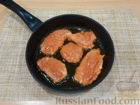 Фото приготовления рецепта: Отбивные из куриного филе в томатном кляре - шаг №11