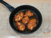 Фото приготовления рецепта: Отбивные из куриного филе в томатном кляре - шаг №12