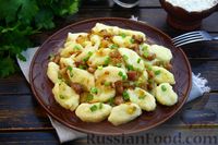 Фото к рецепту: Творожно-картофельные галушки со шкварками и луком